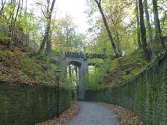 Wolfsbrücke an der Schlossauffahrt