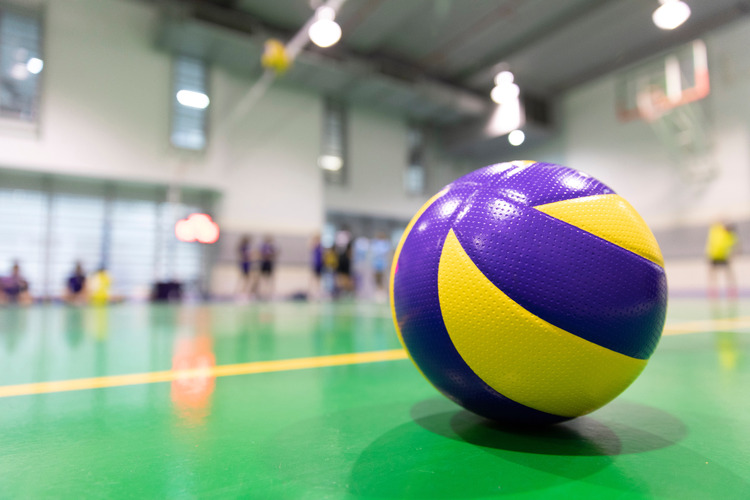 Ein Volleyball liegt in der Halle auf dem Spielfeld