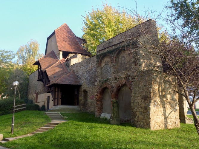 Die Stadtmauer befindet sich am Stadtgraben, im Zentrum Geras.